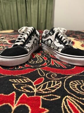 Like New Vans Black & White Low-Top Skate Shoes with Skull Print